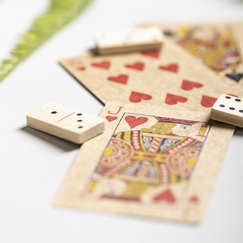 Set de jeu de cartes en carton recyclé et dominos en bois Halin_05