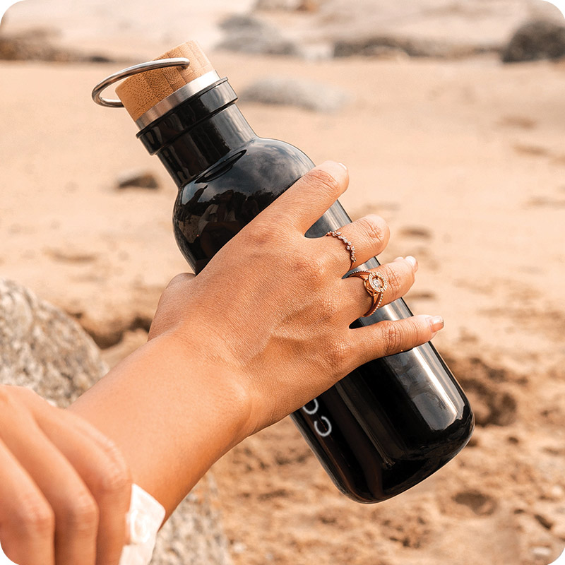 Gourde en plastique recyclé rPET et bambou certifiés avec poignée 680 mL_05