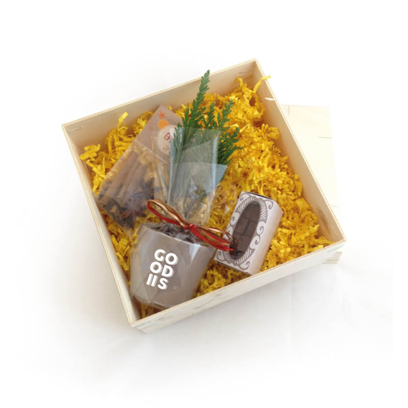 Coffret chocolats, mini sapin et épices en bois_02