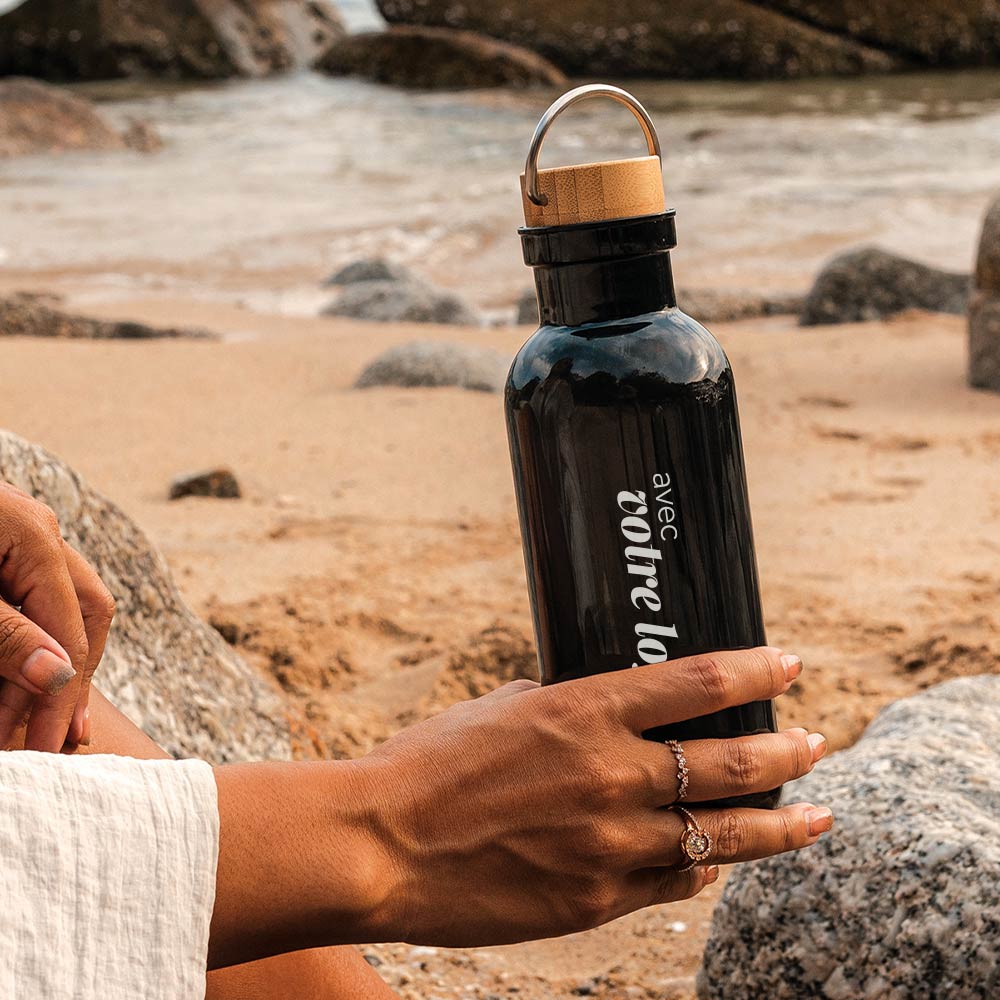 Gourde en plastique recyclé rPET et bambou certifiés avec poignée 680 mL_0