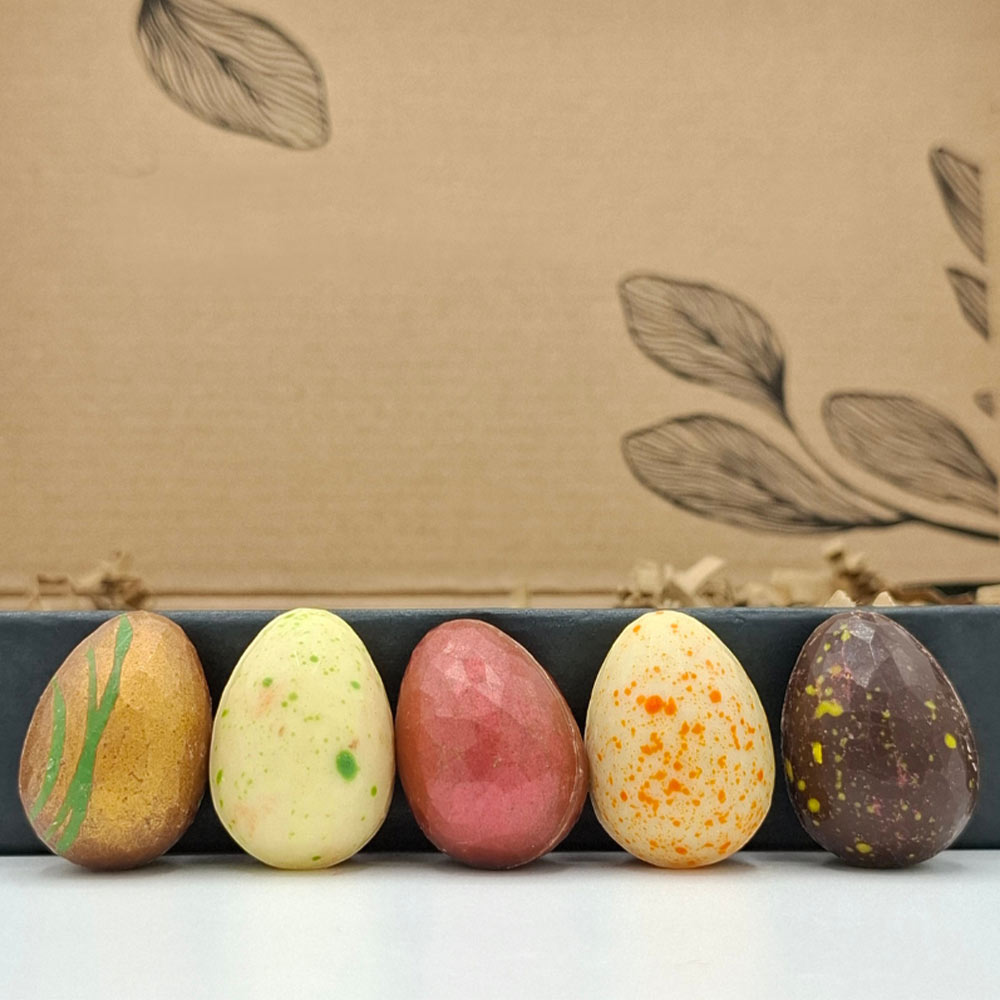 Œuf en chocolat publicitaire et sachet d'œufs de Pâques dans coffret 185 g_03